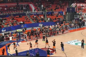 篮框都要打歪了！看看上海男篮赛前的投篮热身，真的铁啊